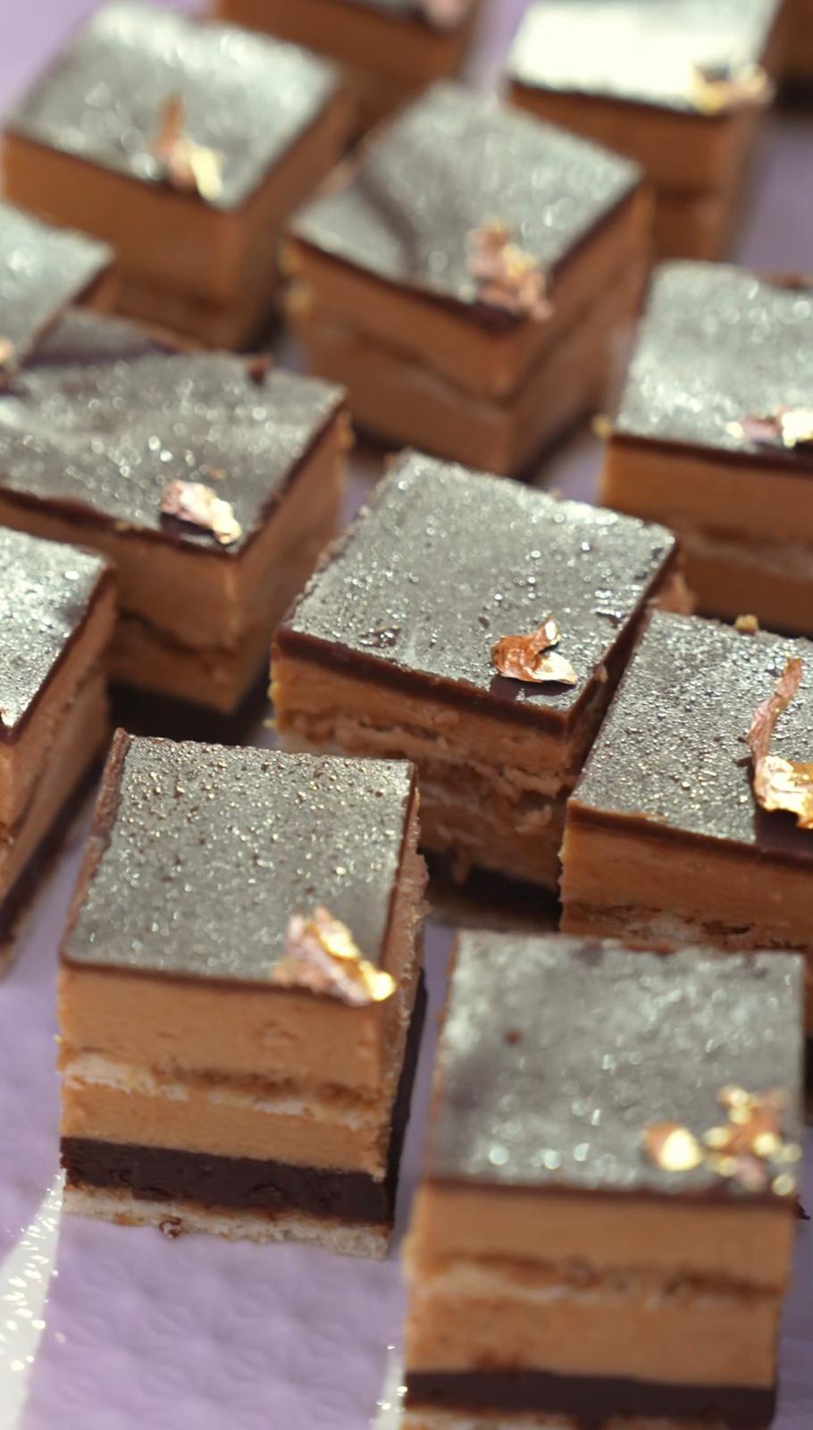 Opéra au chocolat et feuille d'or, entremets traiteur Marrakech