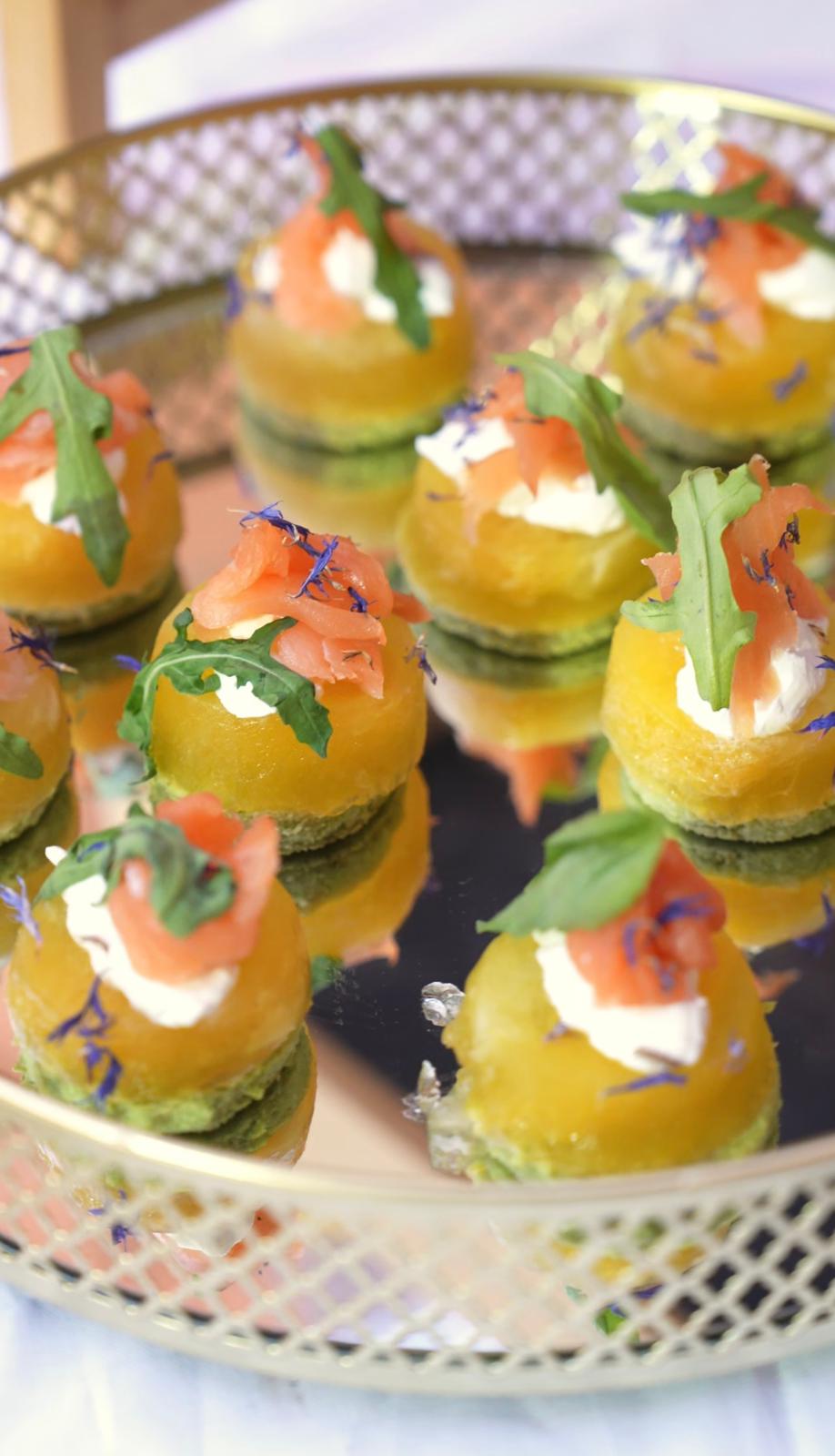 Plateau de bouchées au saumon fumé, traiteur cocktail Marrakech